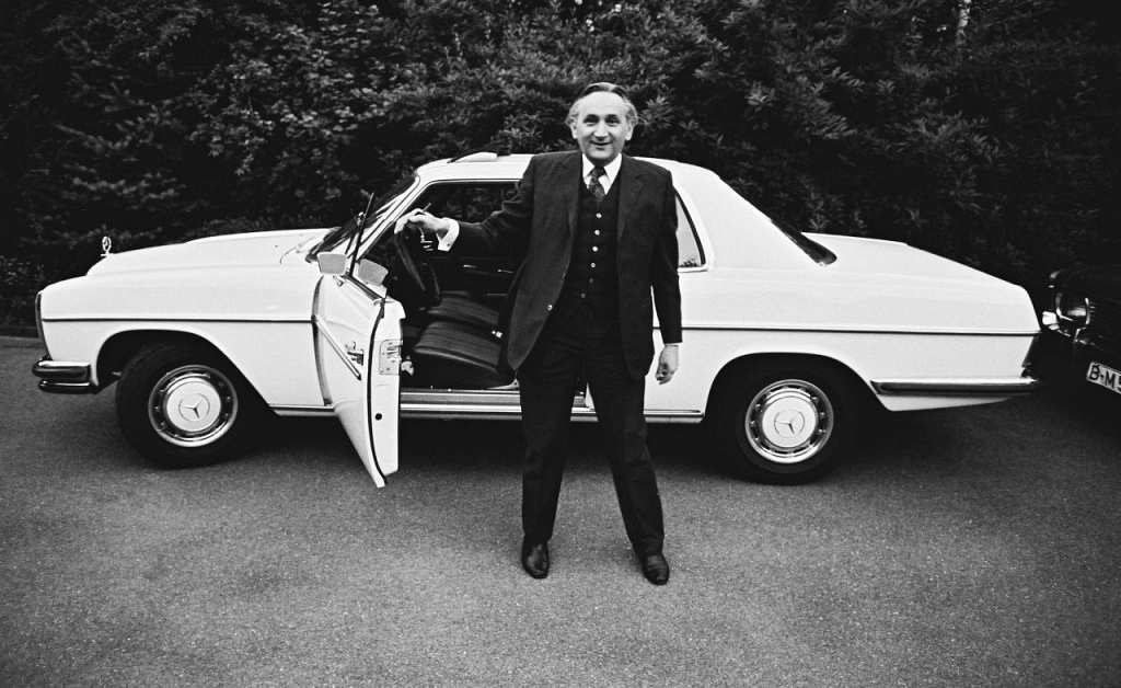 Egon Bahr, vor seinem Privatwagen auf dem Venusberg, Bonn, 1974; © Stiftung Haus der Geschichte der Bundesrepublik Deutschland